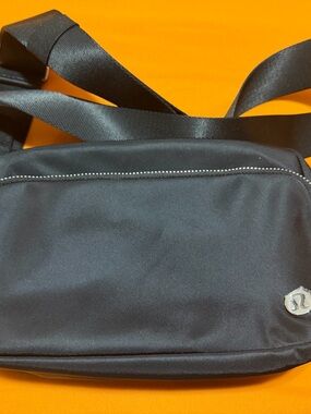 lululemon athletica Black Men's Belt Bag with Reflective Trim